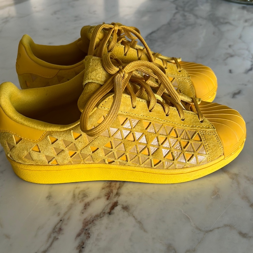 Adidas sneakers. Fit like a woman’s 6.5/7.